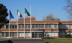 di fronte all'ospedale nello stesso edificio del municipio, ingresso a sinistra dell'entrata princièpale, international club sede Giussano corsi di lingue brianza